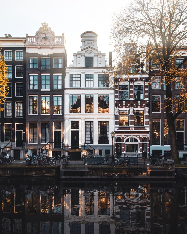 Amsterdam wilt stokje steken voor opkopen van huizen